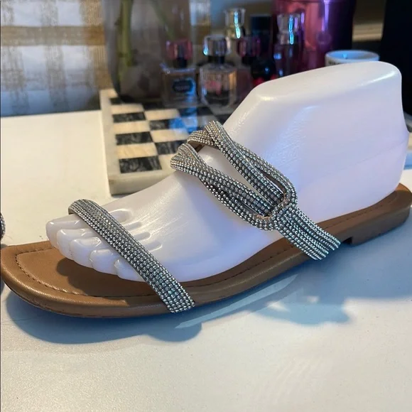 Rouge! Gold and Silver Sandals with Metallic Floral Design - Picture 5 of 12